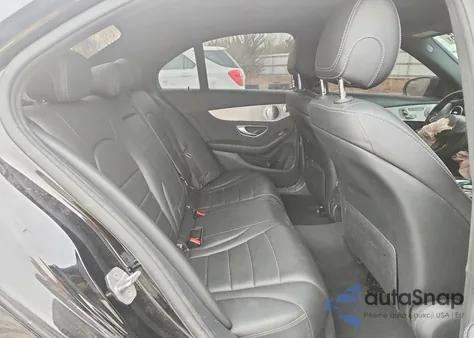 2018 Mercedes-Benz C 300 z USA, uszkodzony, nr VIN 55SWF4JB5JU281164